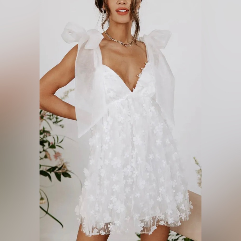 Never worn - White organza dress with floral appliqué and bow strap details - M
